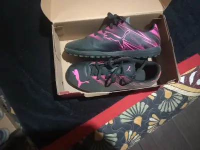 Zapatillas deportivas marca puma, negras y rosas - miniatura 1