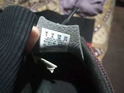 Zapatillas deportivas marca puma, negras y rosas - miniatura 2