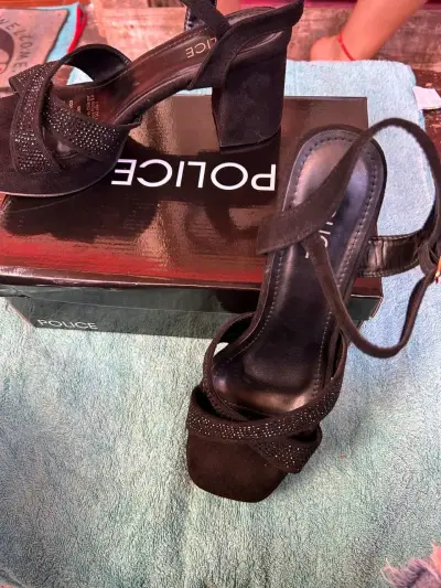 Sandalias negras con tacón - miniatura 1