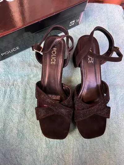 Sandalias negras con tacón - miniatura 2