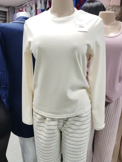 Polera blanca de manga larga con polar - miniatura 1