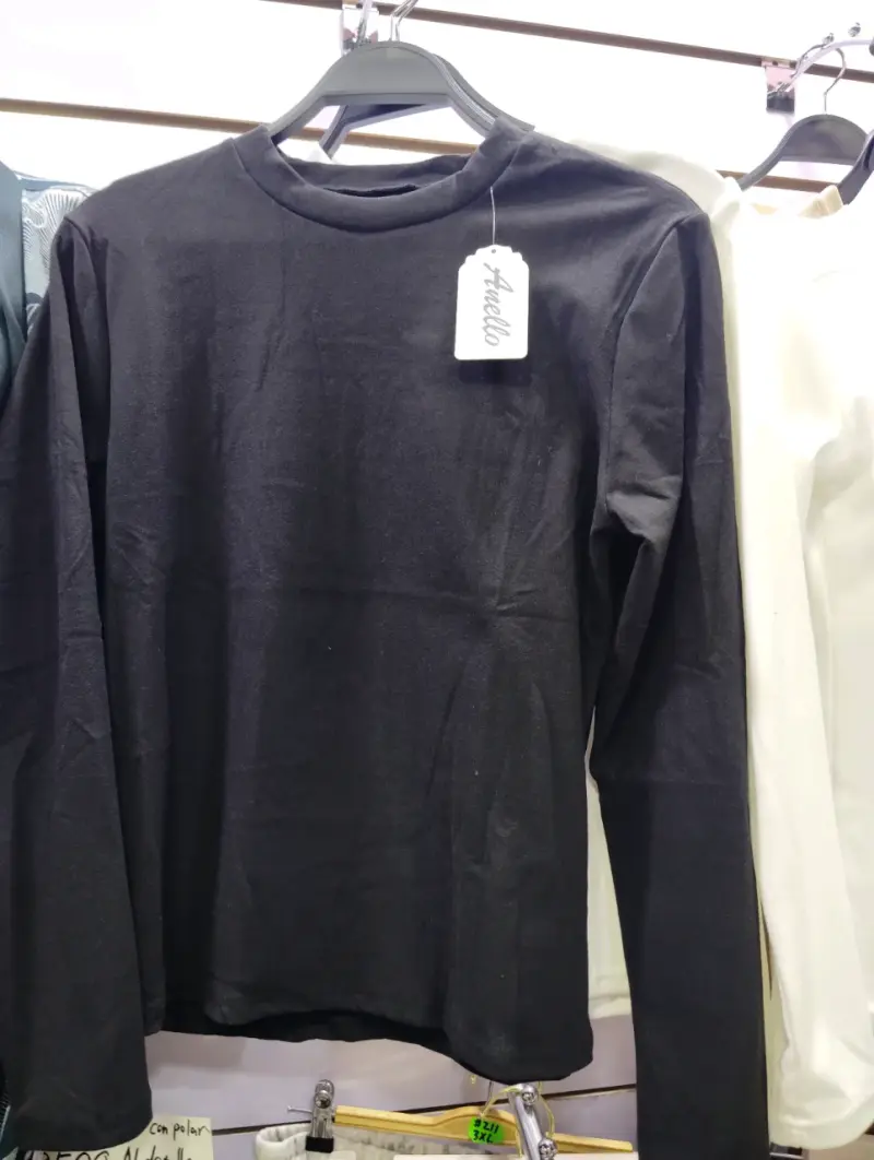 Polera blanca de manga larga con polar - 3