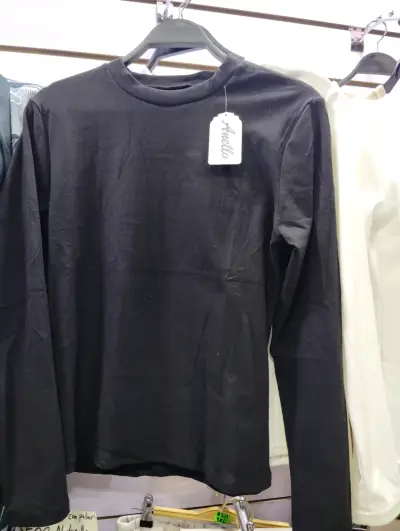 Polera blanca de manga larga con polar - miniatura 3