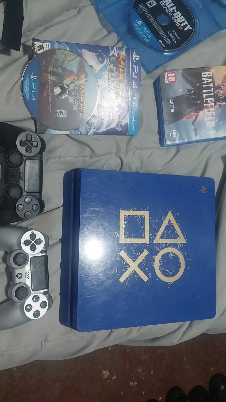 Consola PS4 azul con juegos