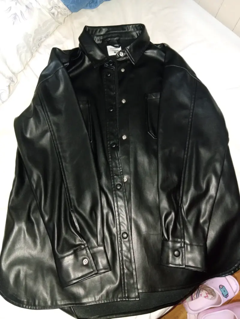 Camisa negra de cuero sintético