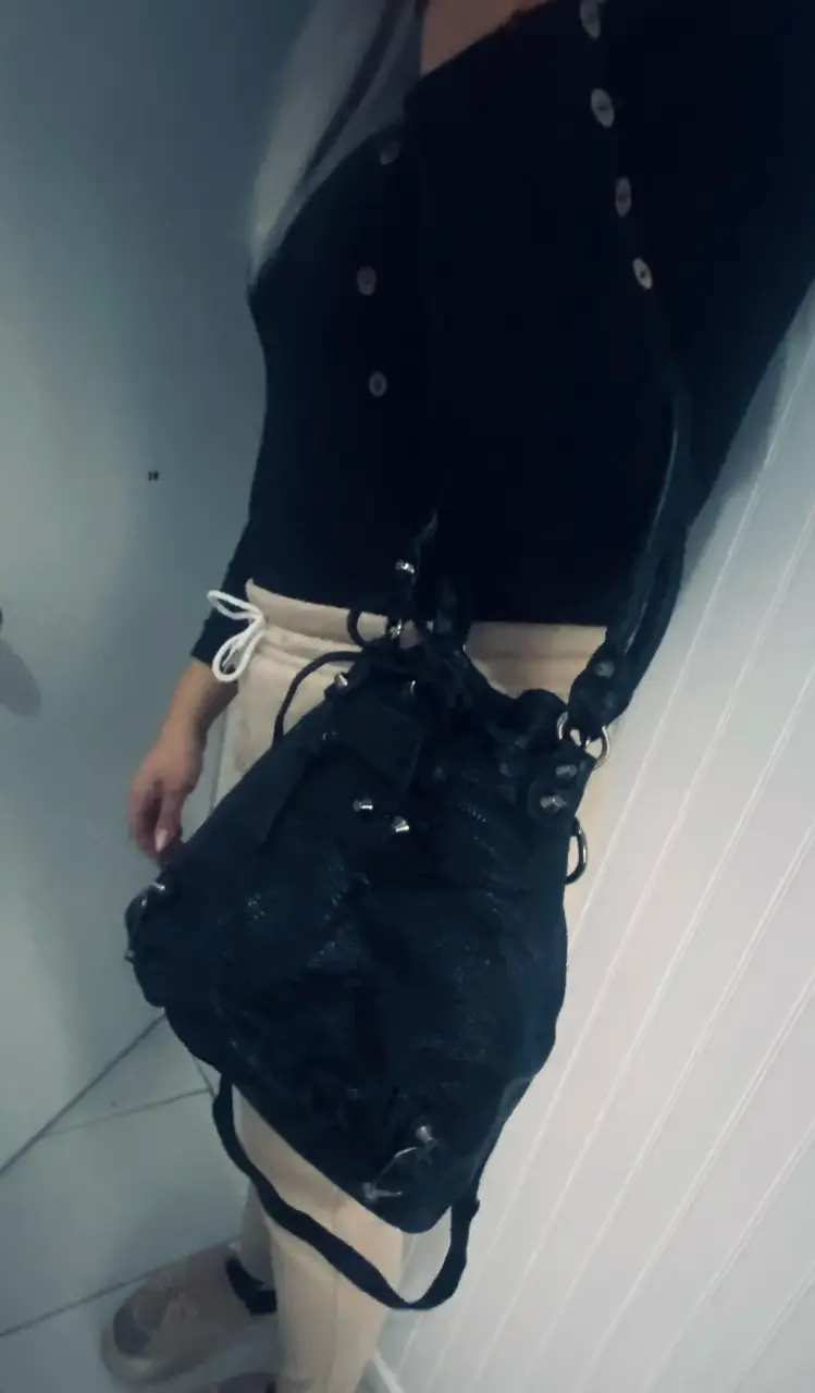 Bolso negro con correas ajustables de cuerina