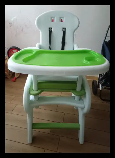 Silla alta para bebé verde y blanca - miniatura 2