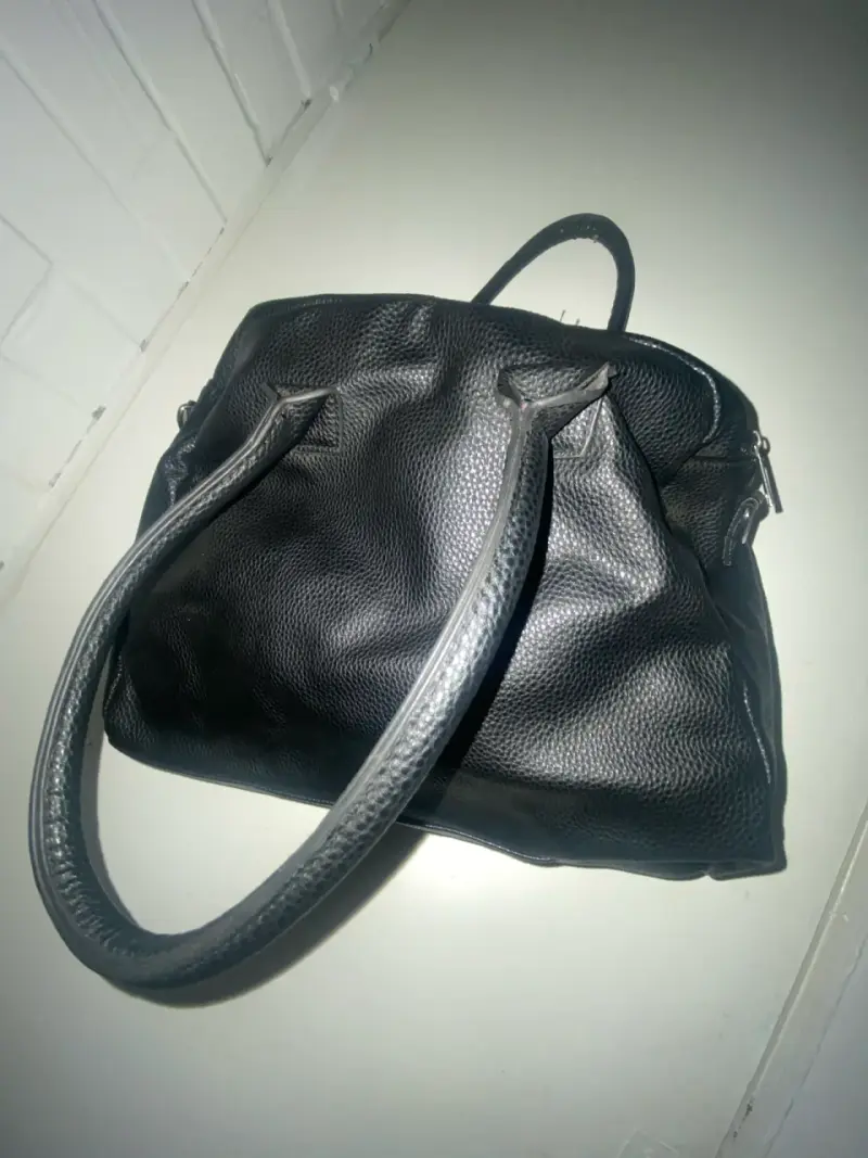 Bolso negro de cuero