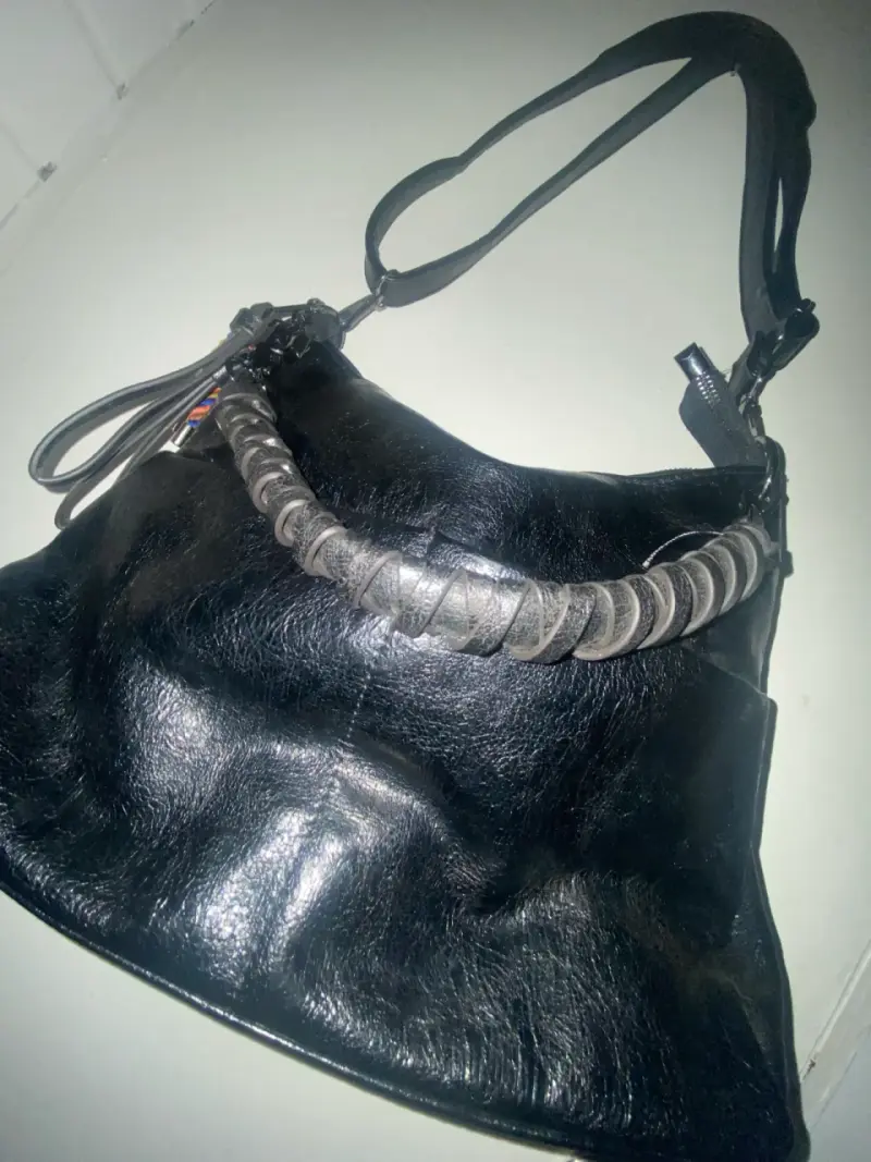 Bolso negro de cuero sintético