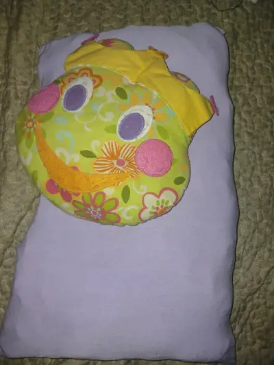 Cojín infantil con diseño colorido - miniatura 1