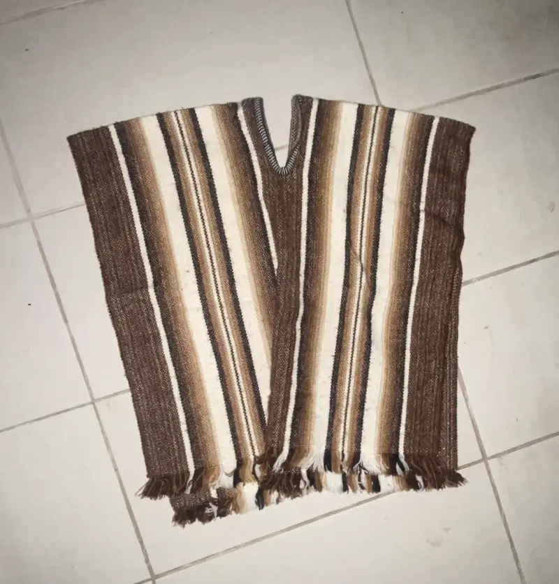 Poncho de lana rayado