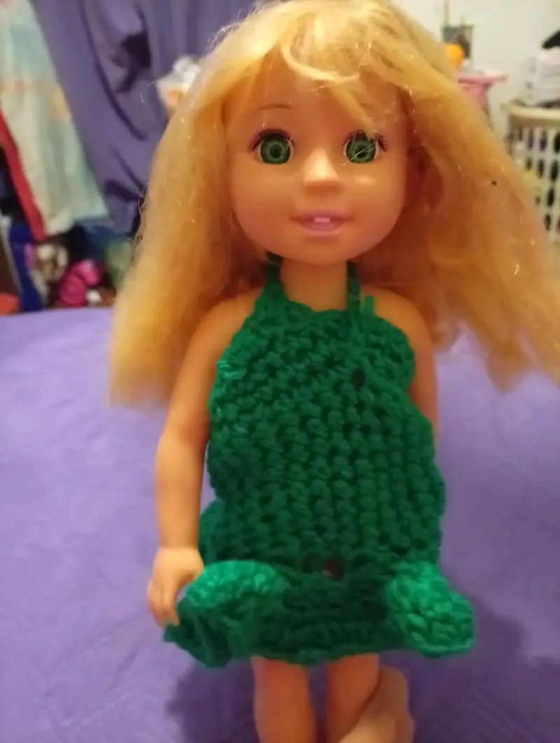 Muñeca con vestido verde tejido