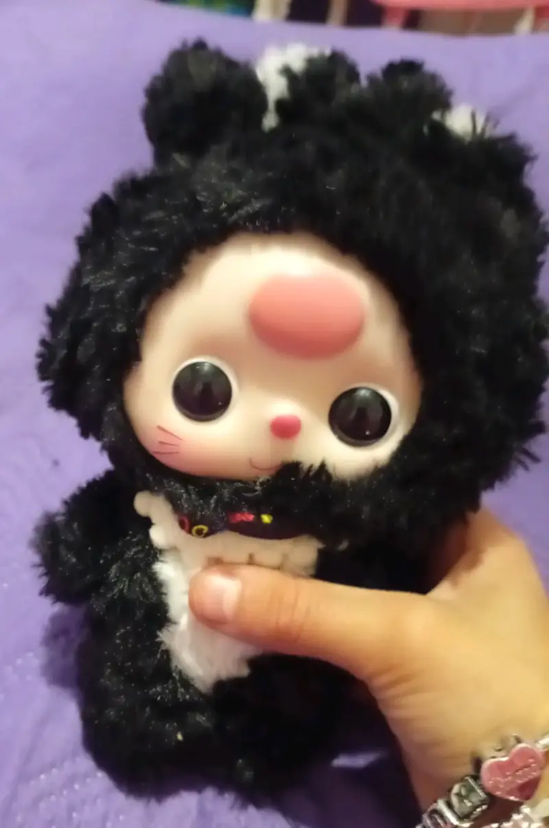 Peluche tierno de animalito negro
