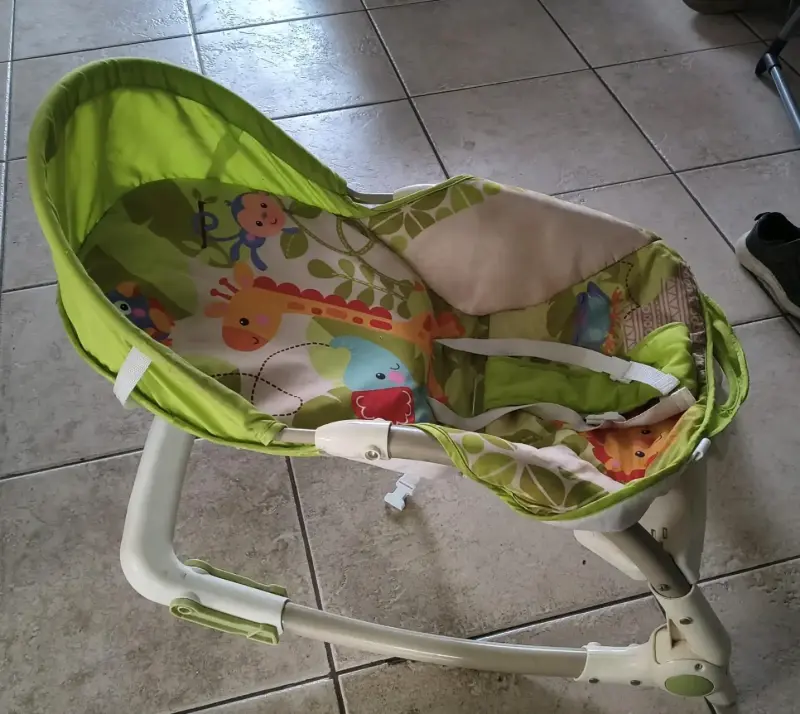 Silla mecedora para bebé verde - 1
