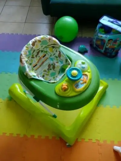 Andador de bebé verde - miniatura 5