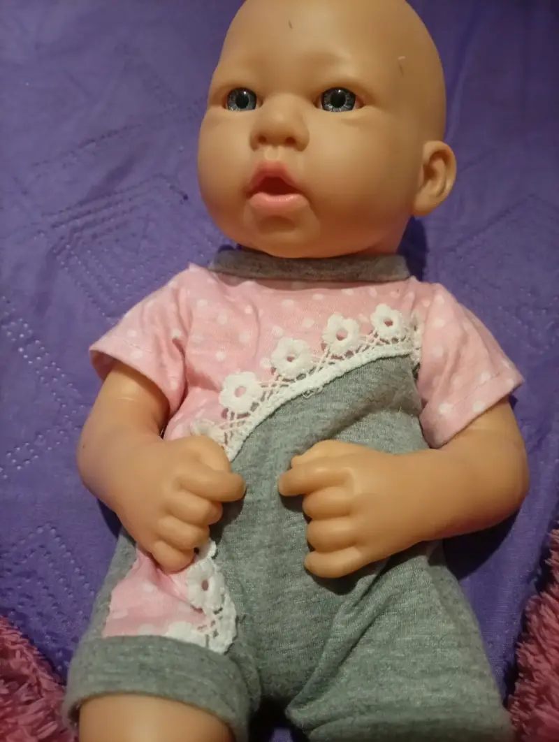 Muñeca bebé con ropa rosa