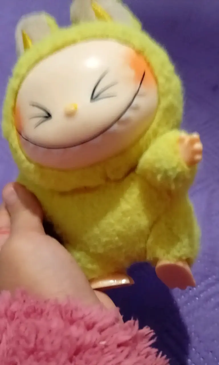 Muñeco de peluche amarillo