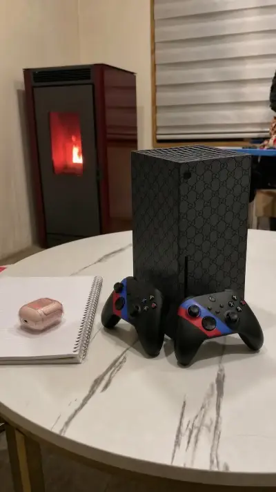 Consola de videojuegos con diseño especial - miniatura 2