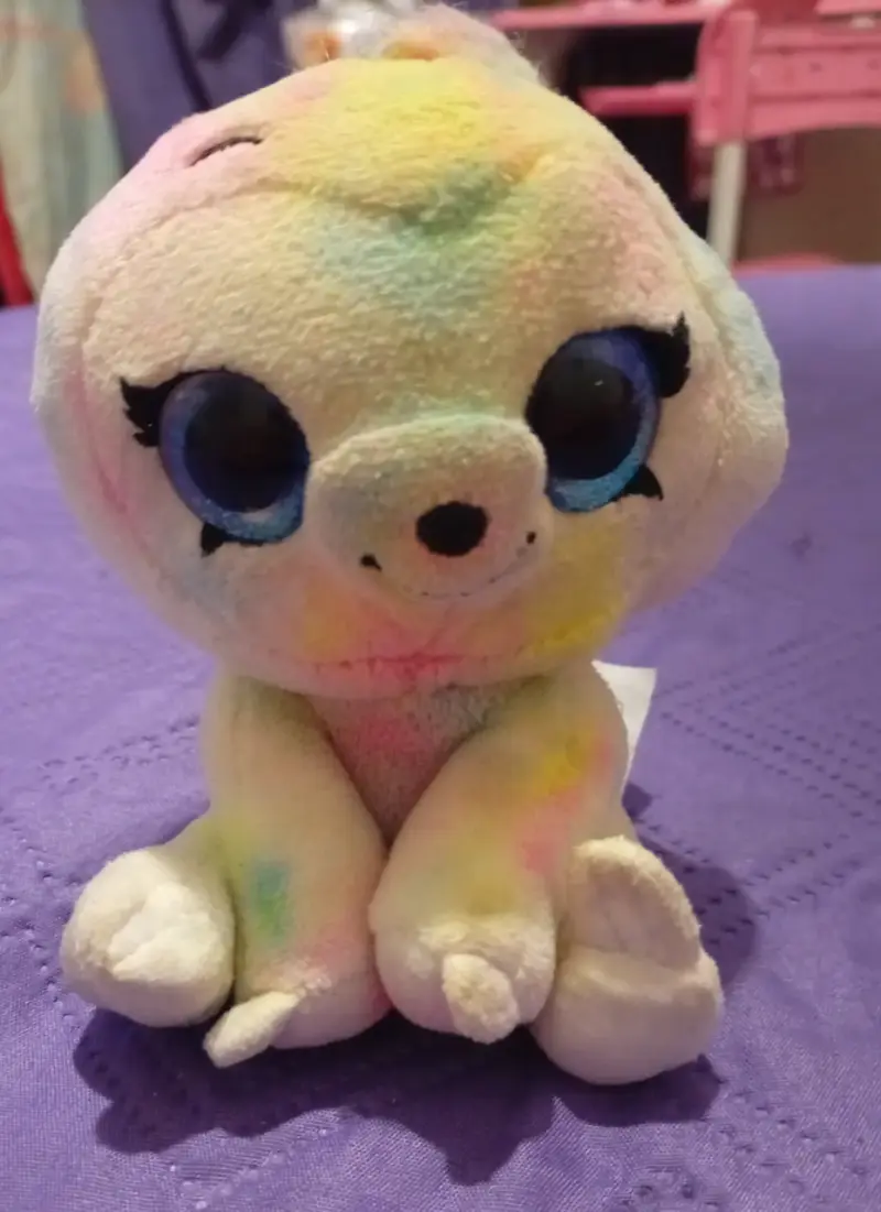 Peluche multicolor con ojos grandes