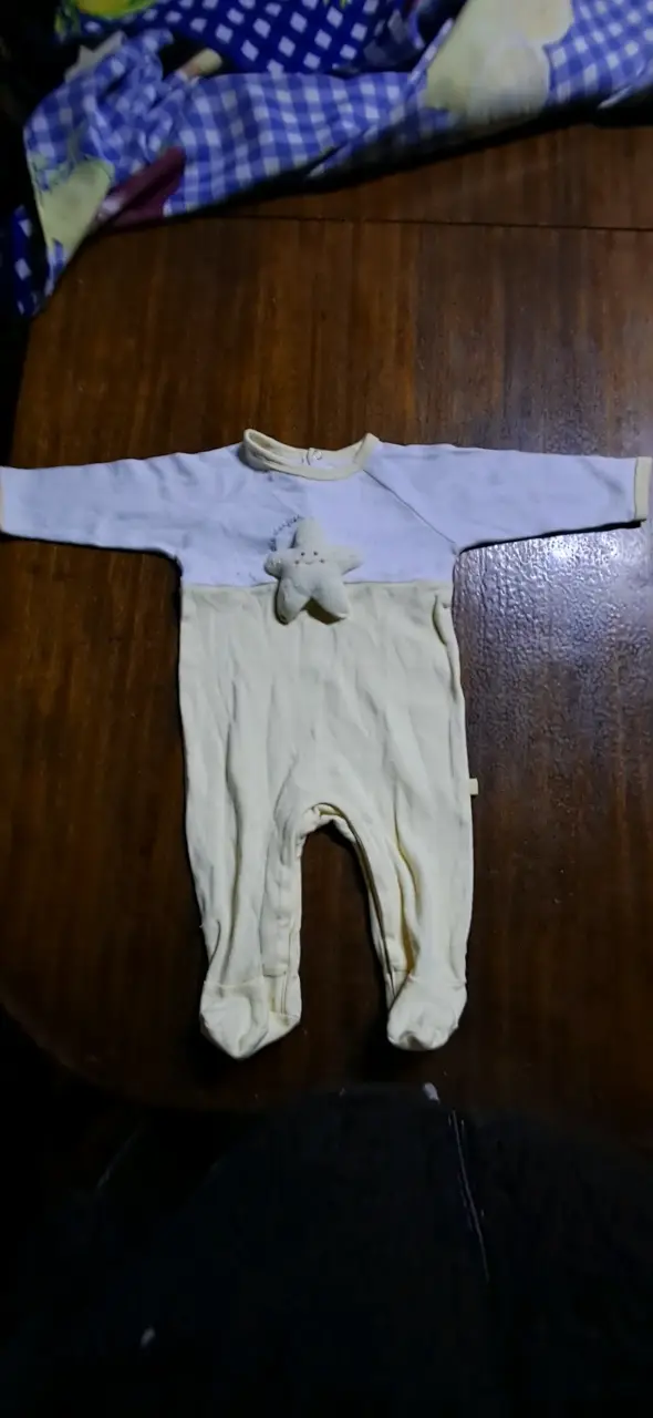 Enterito de bebé blanco y amarillo