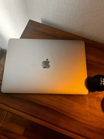 Laptop Apple MacBook gris plata - miniatura 1