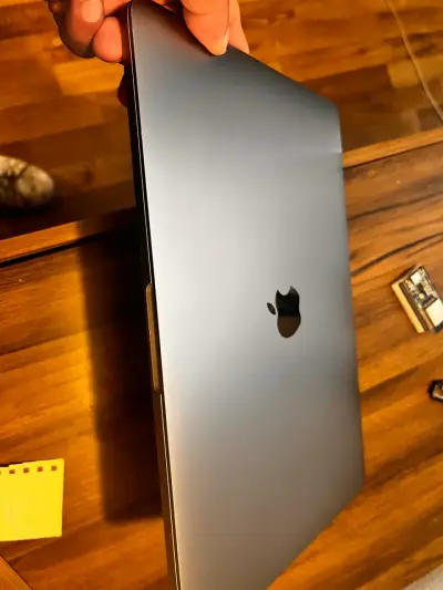 Laptop Apple MacBook gris plata - miniatura 5