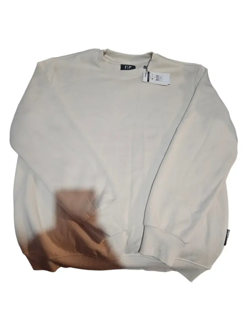 Polerón blanco con etiqueta