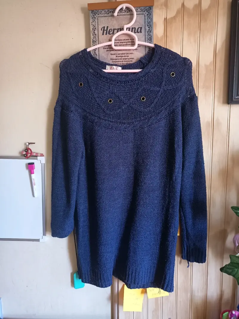 Suéter azul con detalles metálicos