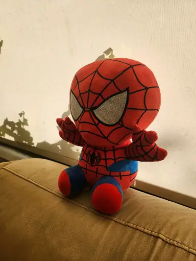 Peluche de superhéroe rojo y azul - miniatura 1