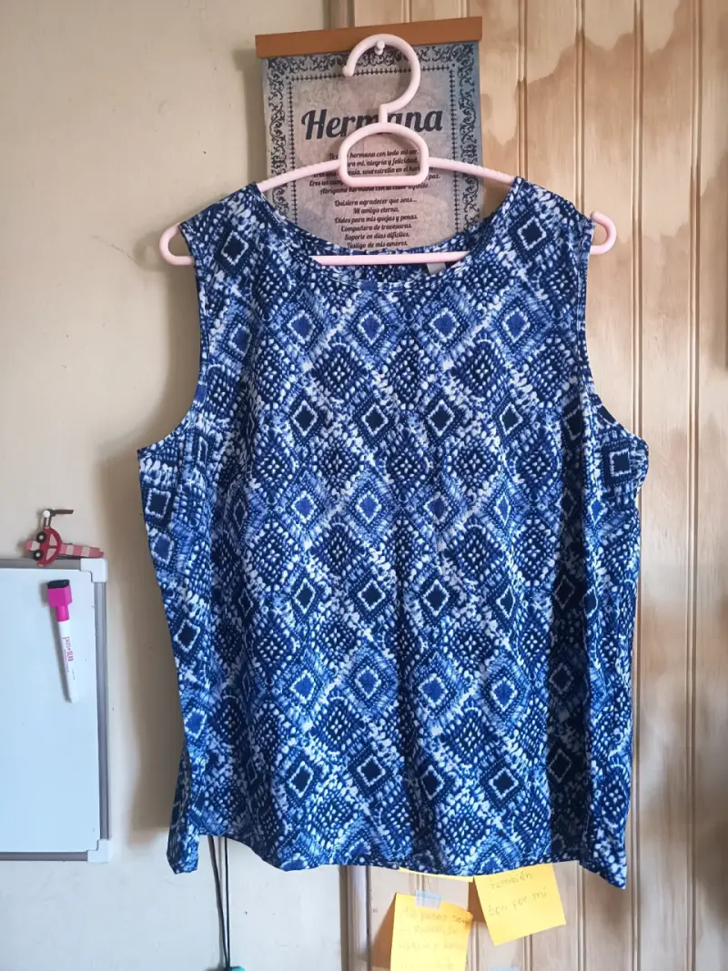 Blusa azul con estampado geométrico