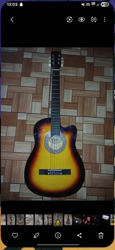 Guitarra acústica clásica - miniatura 1