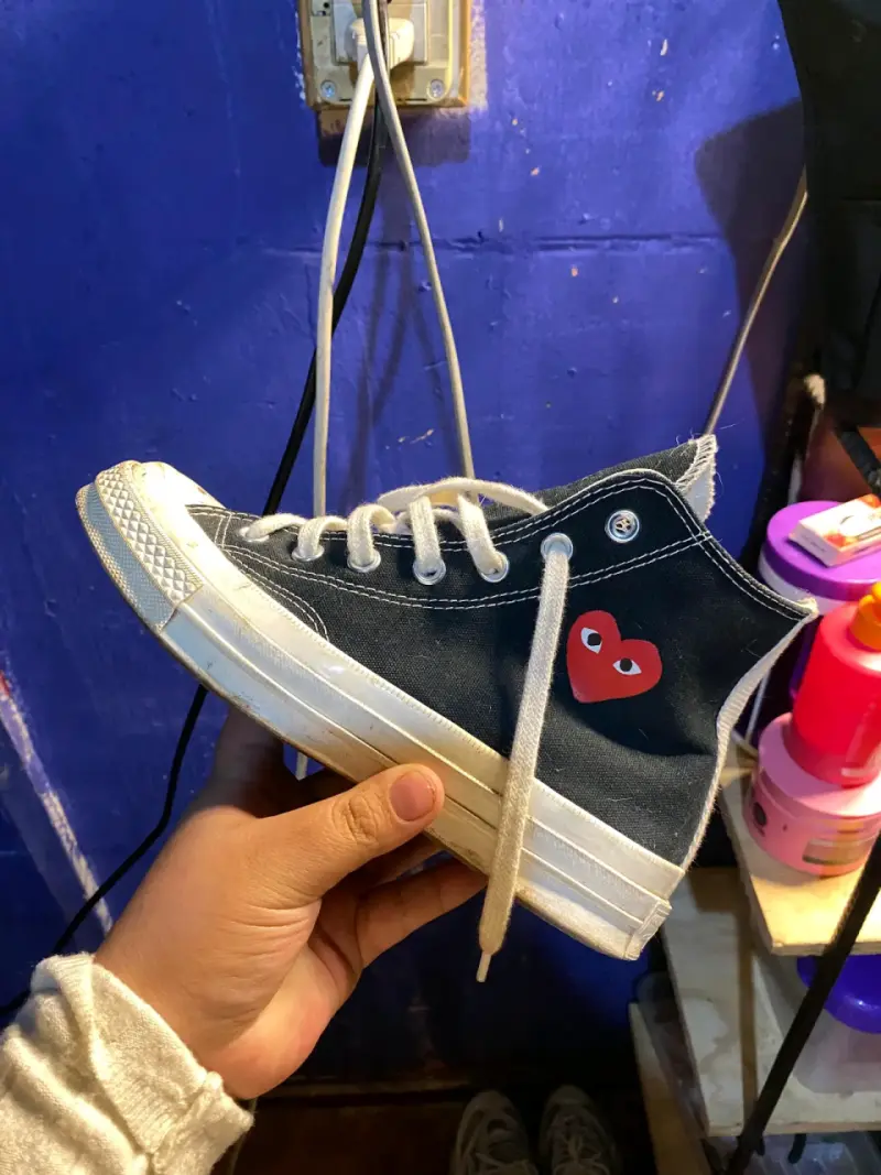 Zapatilla alta negra con corazón