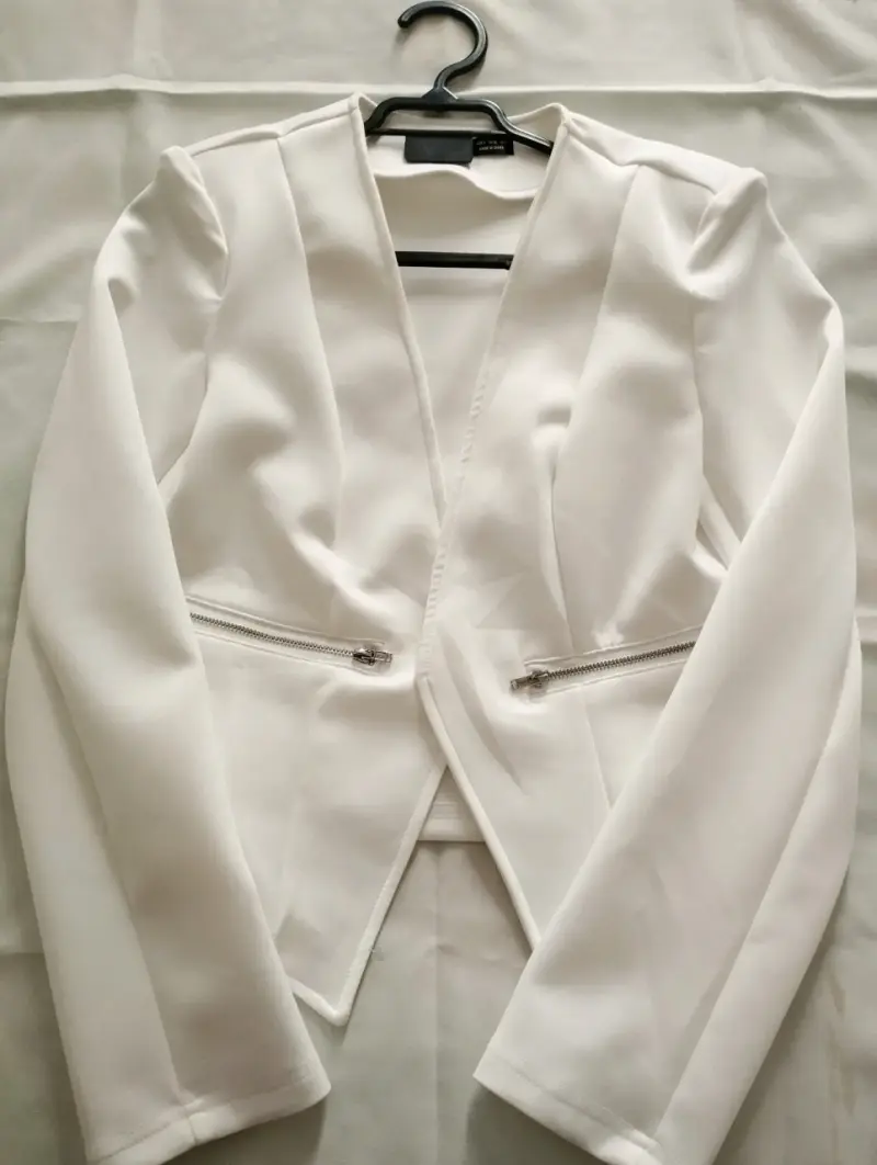 Blazer blanco con cierre decorativo - 1