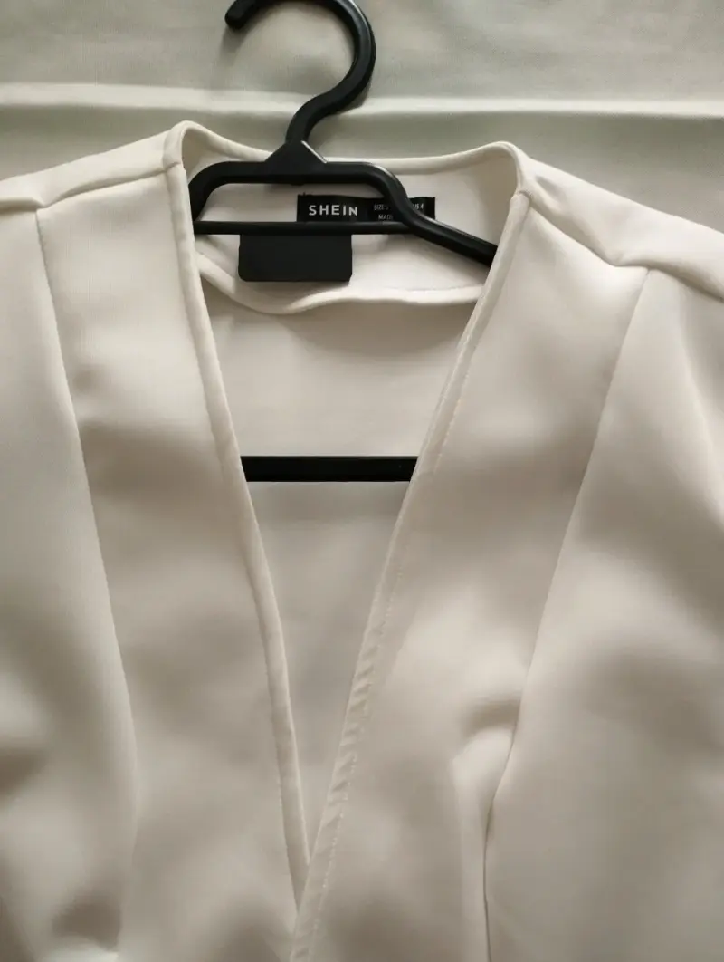 Blazer blanco con cierre decorativo - 2