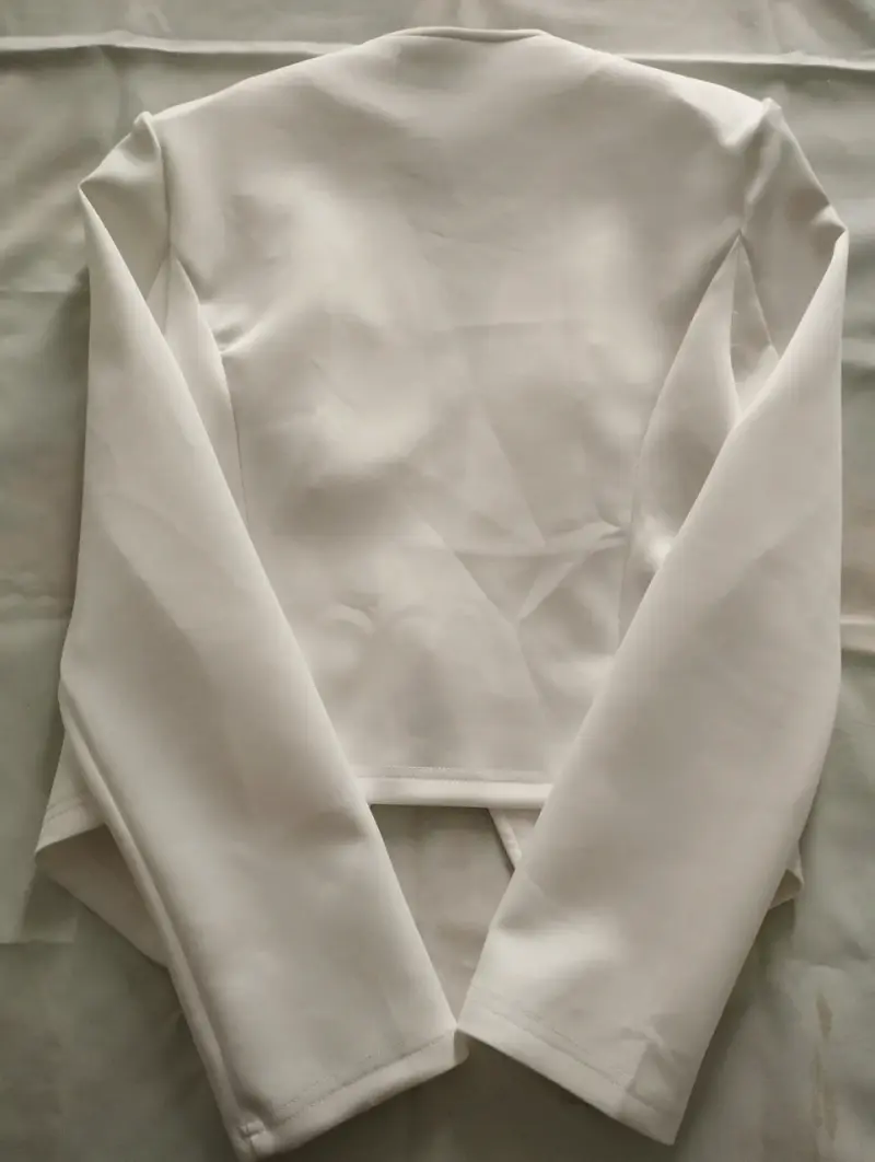 Blazer blanco con cierre decorativo - 3