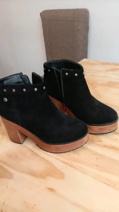 Botines negros con tachas - miniatura 1