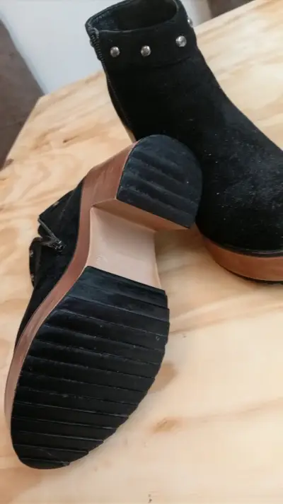 Botines negros con tachas - miniatura 2