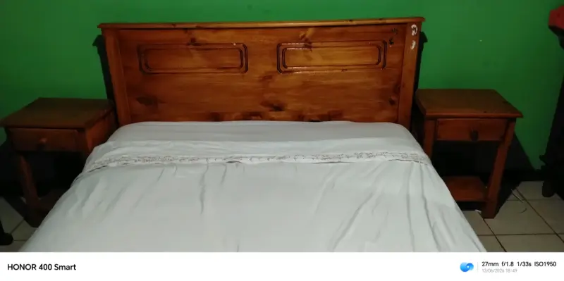 Cama de madera con veladores - 1