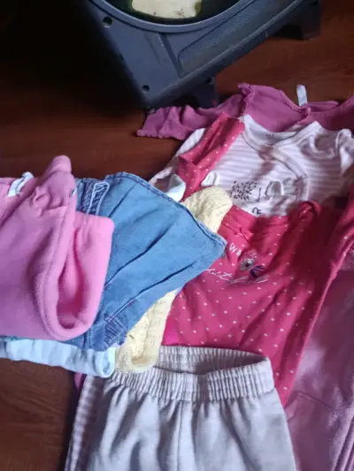 Ropa variada de bebé - miniatura 4
