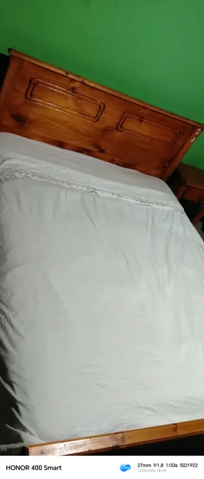 Cama de madera con veladores - miniatura 2