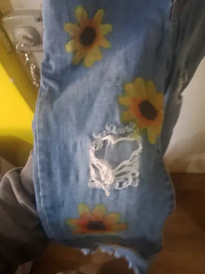 Overol de mezclilla con girasoles - miniatura 2