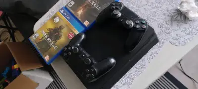 Consola PS4 con dos juegos - miniatura 1