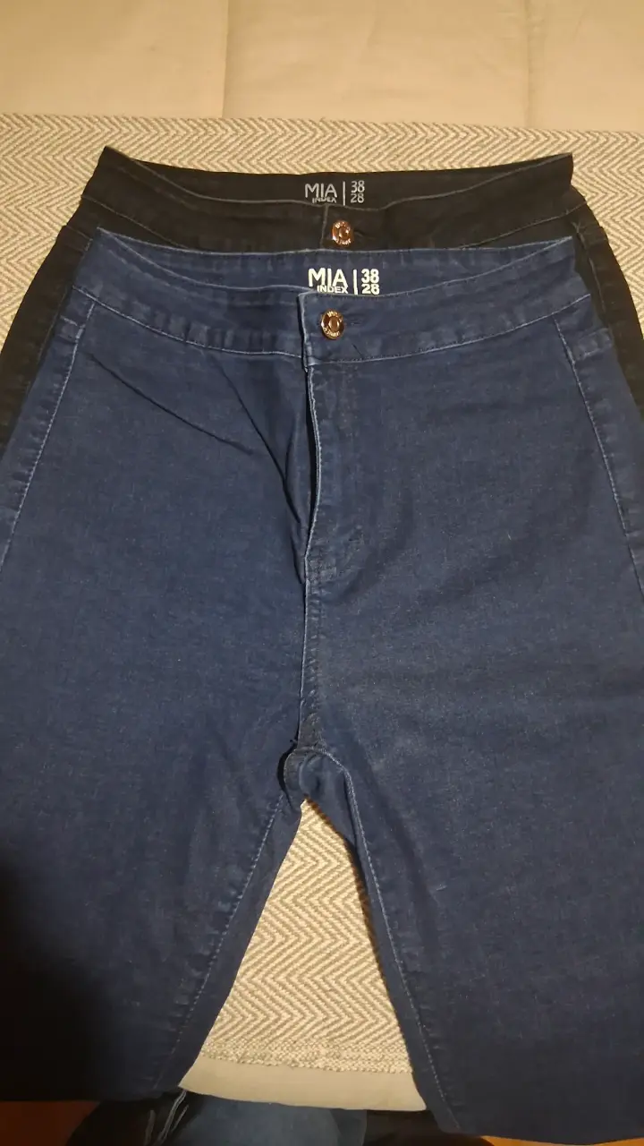2 Jeans azul y negro marca MIA talla 38