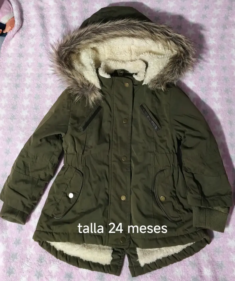Abrigo verde con capucha para bebé