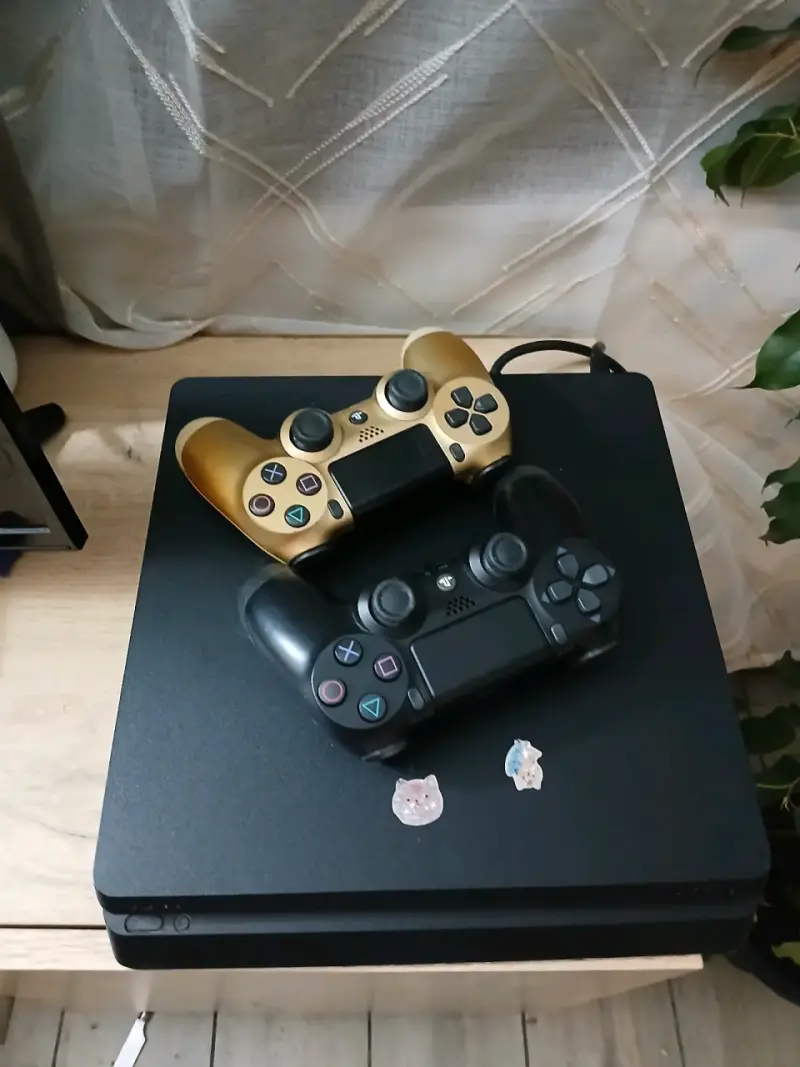 Consola PlayStation 4 con dos controles
