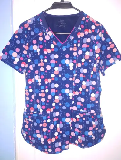 Blusa médica estampada multicolor - miniatura 1