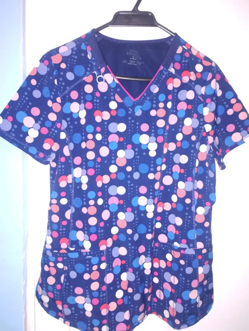Blusa médica estampada multicolor - 3