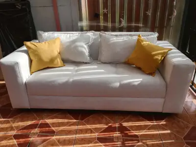 Sofá blanco con cojines amarillos - miniatura 1