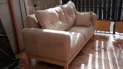 Sofá blanco con cojines amarillos - miniatura 2