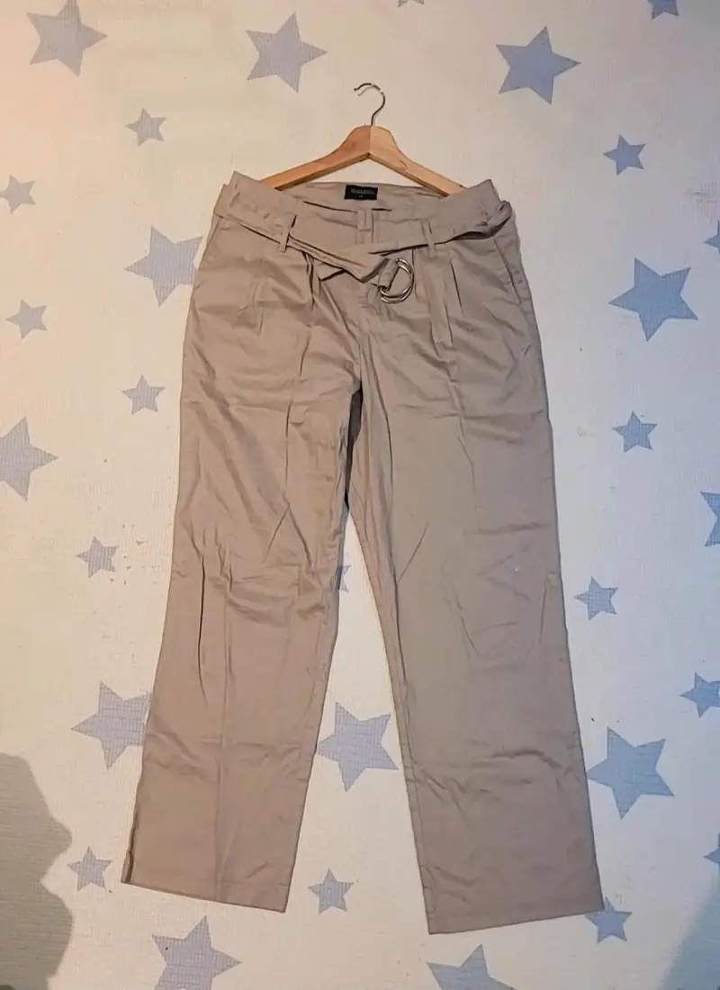 Pantalones tela beige con cinturón